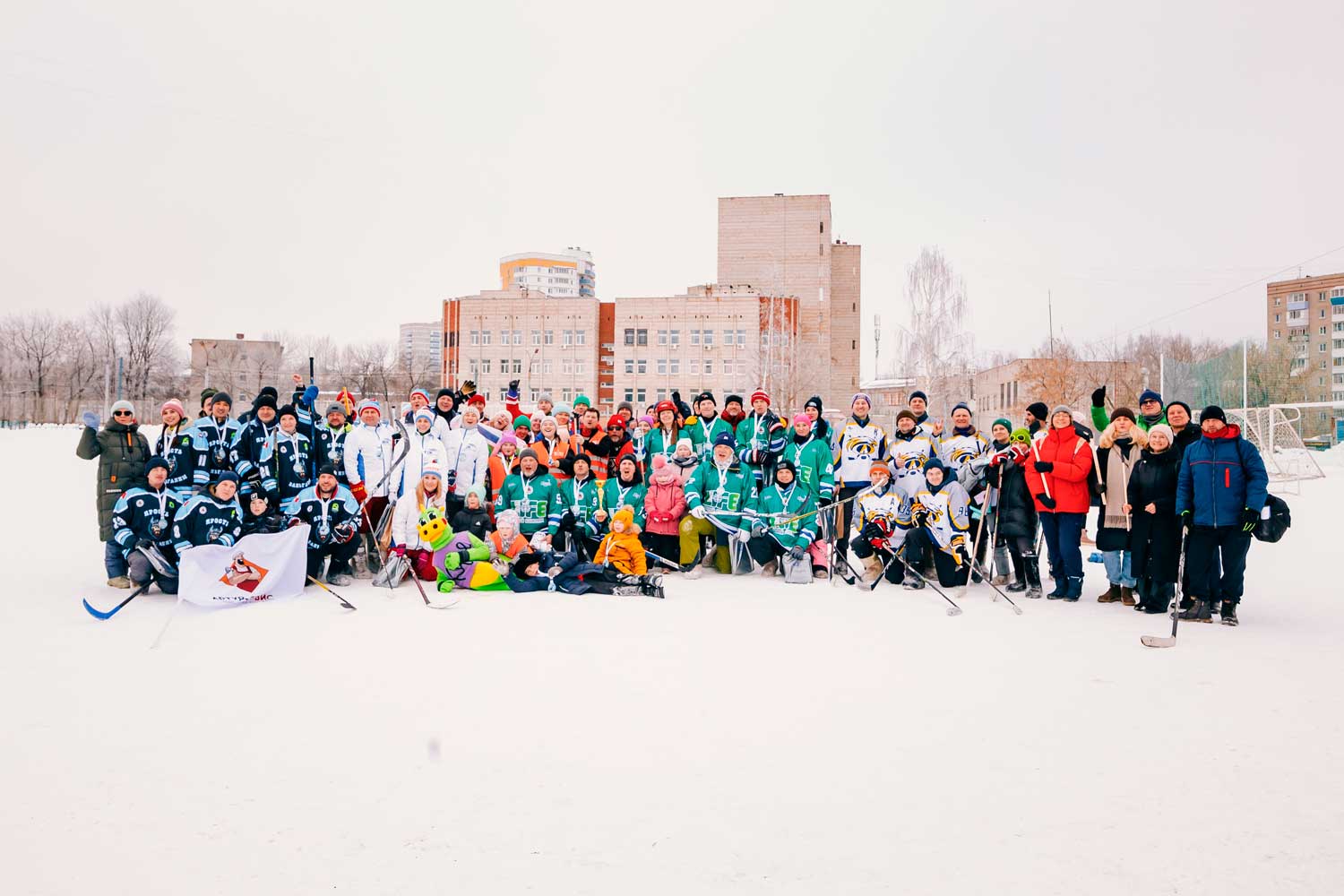 Участники благотворительного Хоккея на валенках с Кузей (февраль 2025 год)